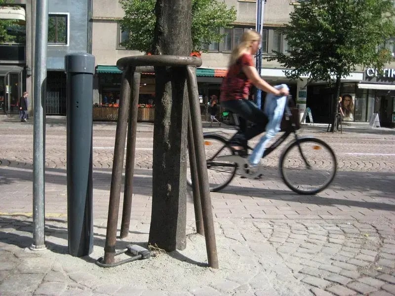 Discreto, el contador para peatones, ciclistas y ciclomotores se integra en el entorno urbano.