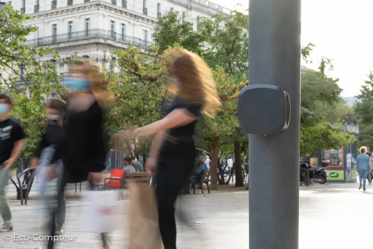 Contar los visitantes de la calle es fácil con PIRO-Box Evo, el discreto contador de personas.
