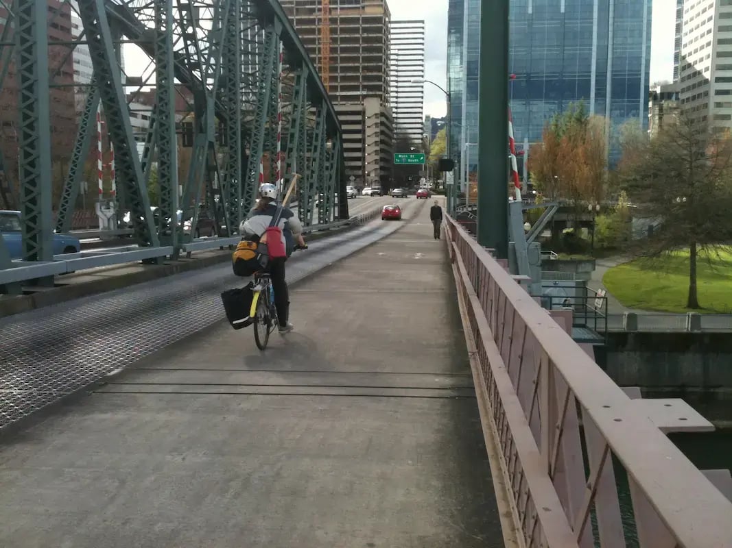 Identifique la proporción de ciclistas en su infraestructura.