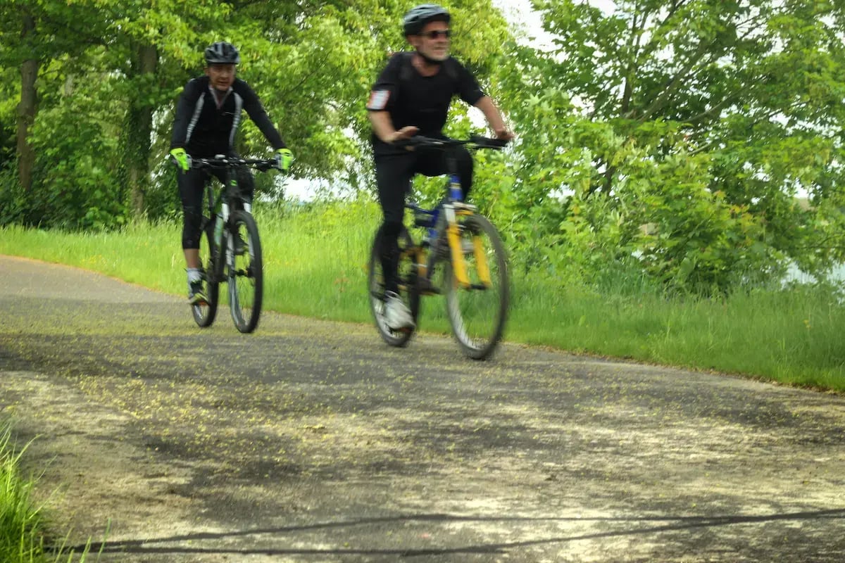 Al aire libre, cuenta los ciclistas de montaña.