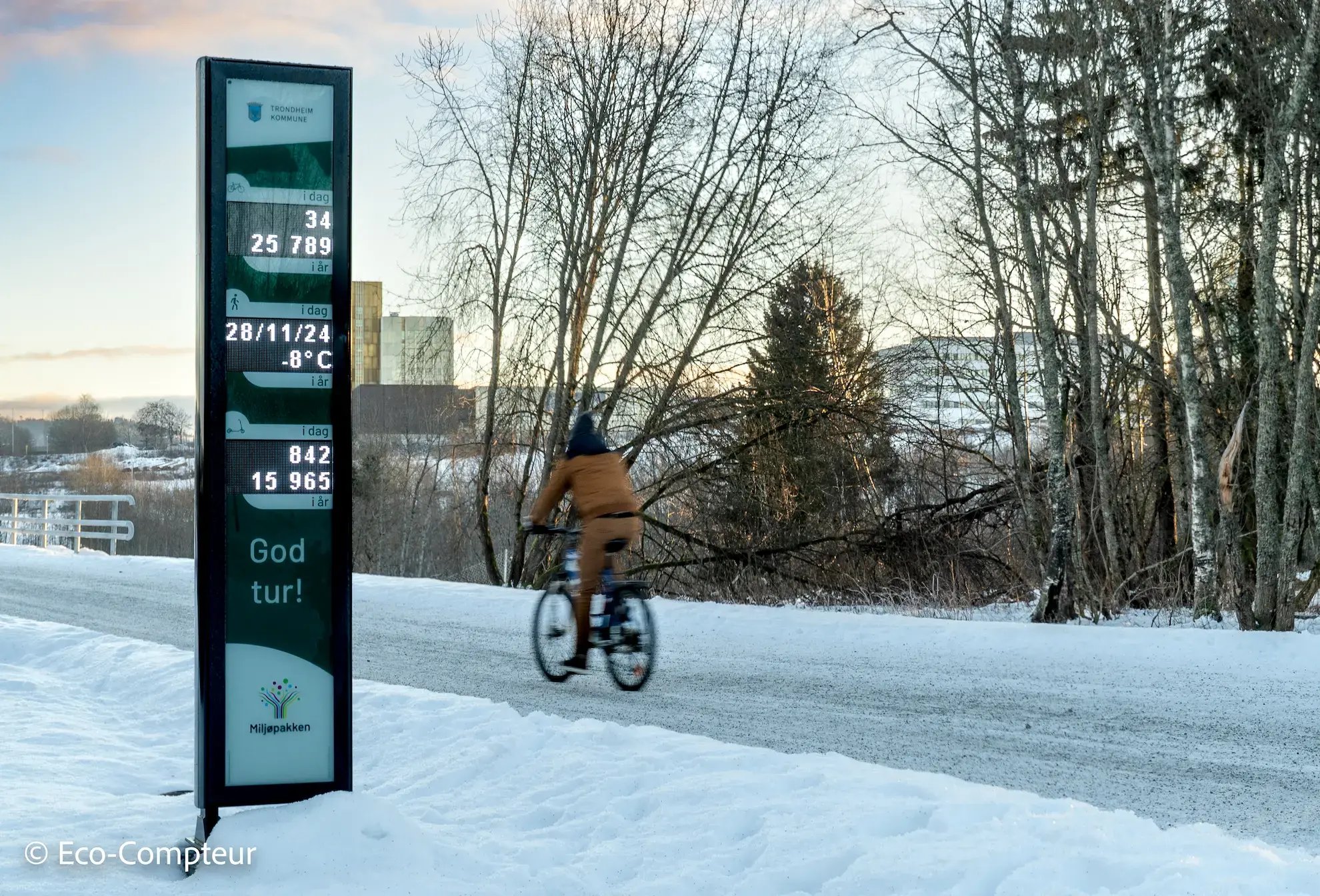 Contador de bicicletas en la nieve en Trondheim (Noruega)